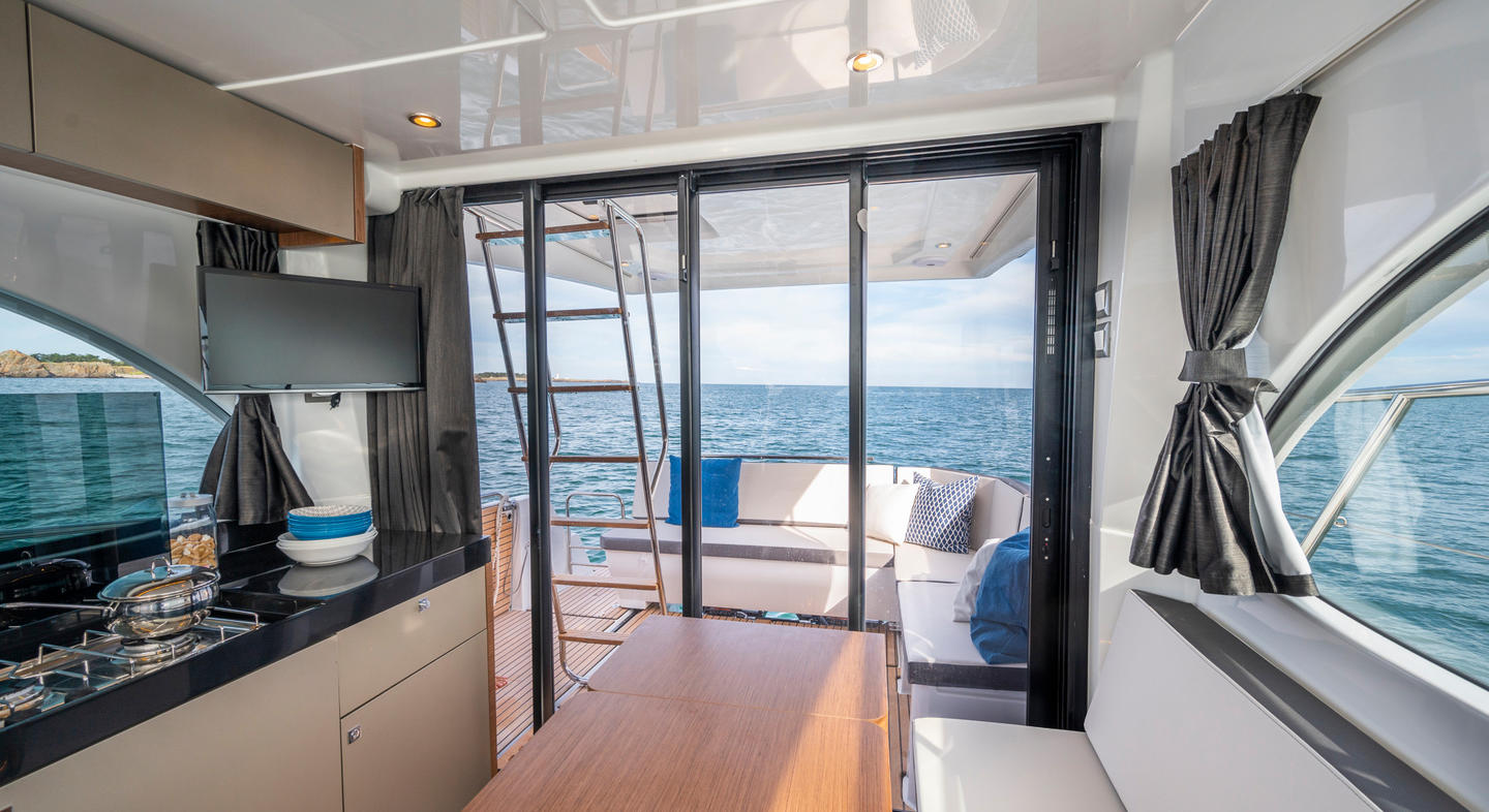 Antares_11_Fly_Interior_04