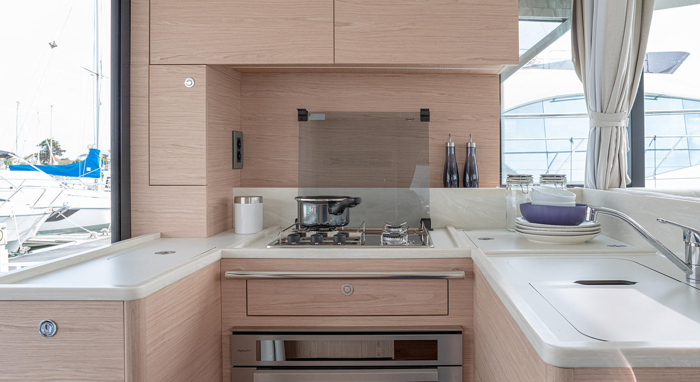 Swift_Trawler_41_Fly_Interior_11