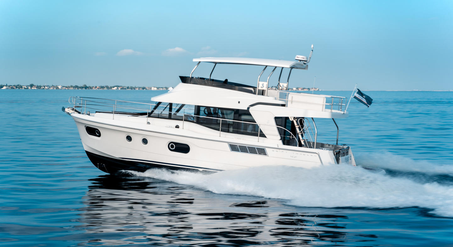 Swift_Trawler_47_Exterior_08